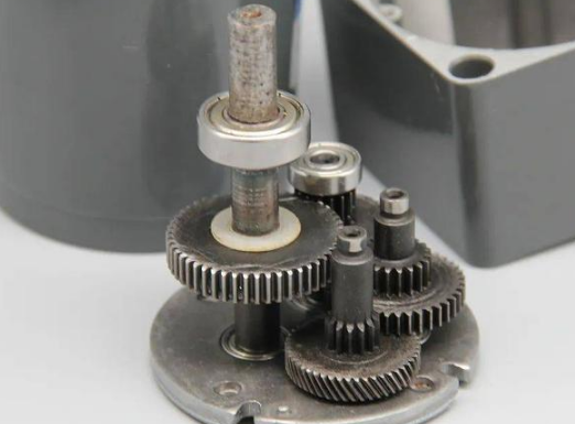 減速機(jī)需要定期向機(jī)械中加注潤滑油脂？